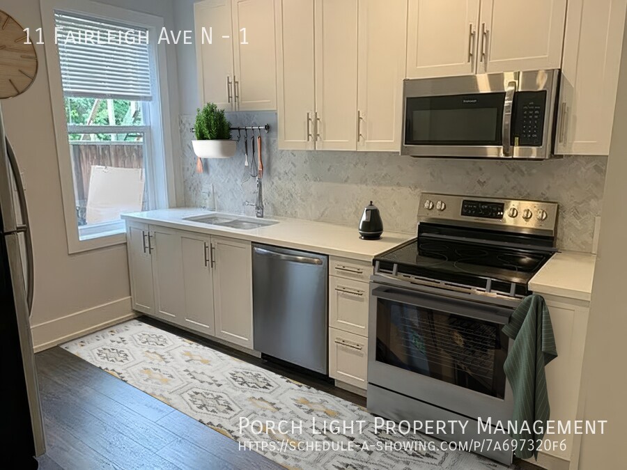 Photo principale - Main Floor 2 Bedroom with Parking, Yard and great deck