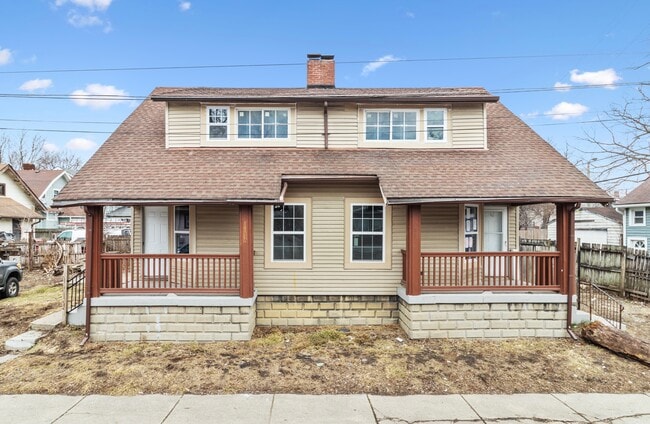 Foto del edificio - 3312 E 9th St