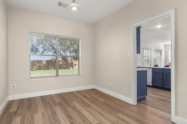 Building Photo - 3803 Redbud Dr