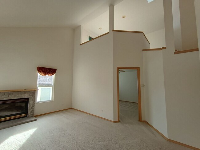 Building Photo - Silverdale Townhome In Beautiful Summerwin...