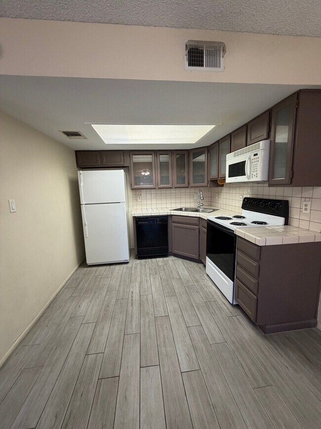 Building Photo - 2040 S Longmore