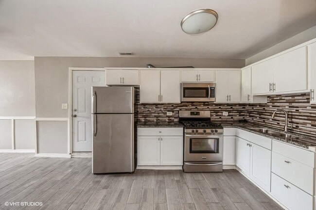 Building Photo - 1422 S Avers Ave