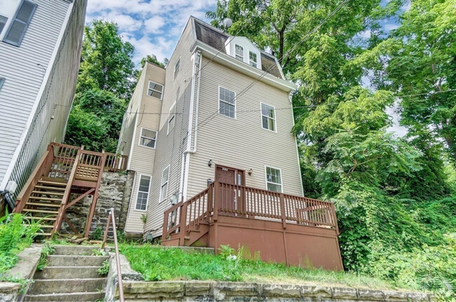 Building Photo - 611 Tafel St
