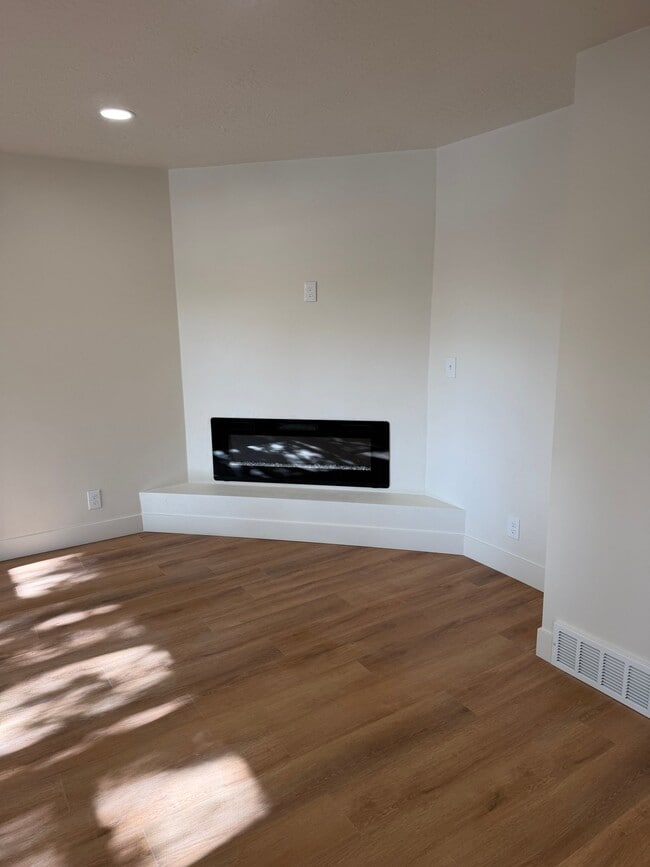 Photo - 2543 Highland Dr Apartment