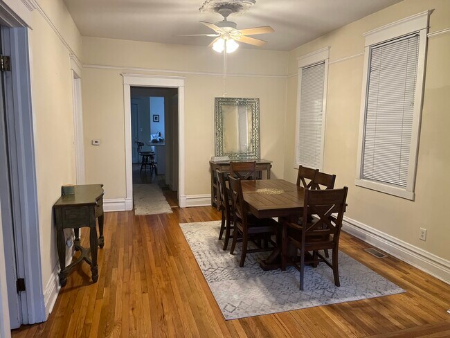 Dinning Room - 3256 N Seminary Ave