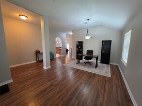 Building Photo - 2108 Goldfinch Ln