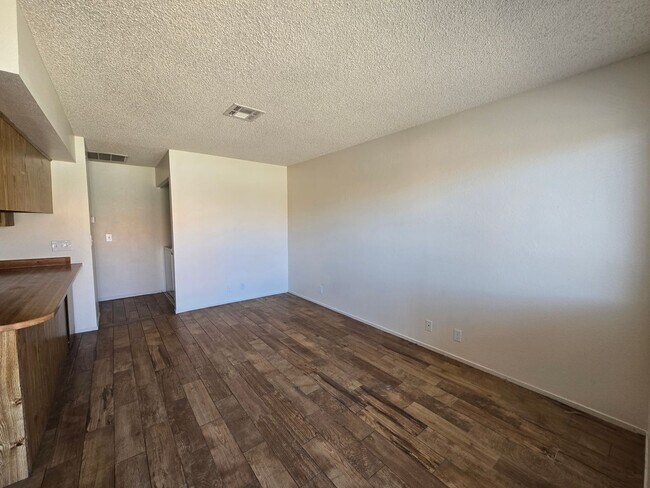 Foto del edificio - A nice & cozy 1-bedroom, 1-bathroom upstairs condo