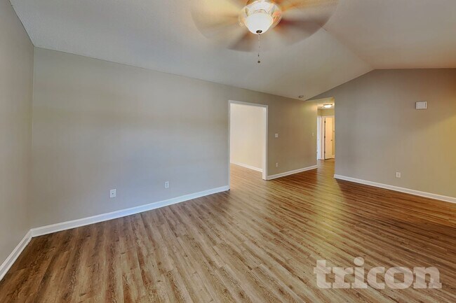 Foto del edificio - 2112 McKinnon Dr