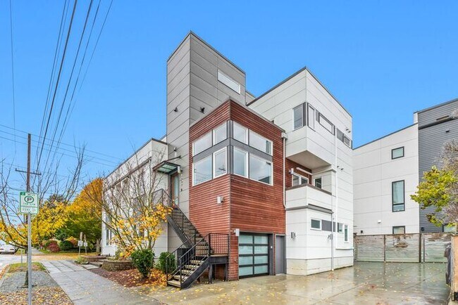 Building Photo - Stunning Modern Air-Conditioned in Coveted...