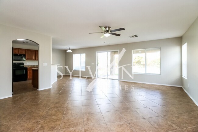 Foto del edificio - Welcome home to this 4 BR, 3 BA home