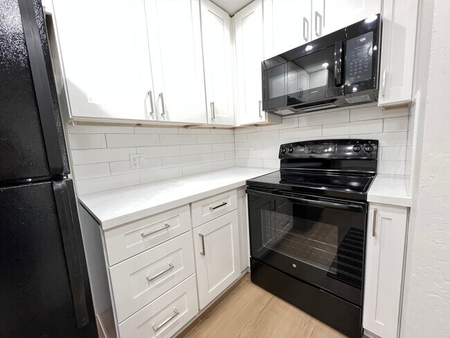 Nuevo microondas de convección, nuevos gabinetes con cierre suave. - 2935 N 68th St