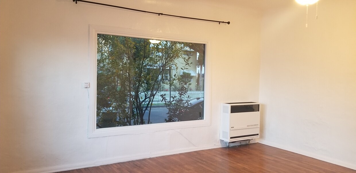 Living room - 1352 S Dunsmuir Ave