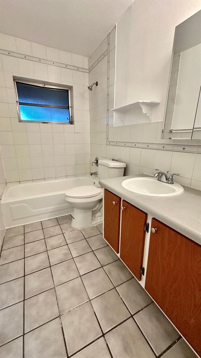 Building Photo - 414 SW 72nd Ave