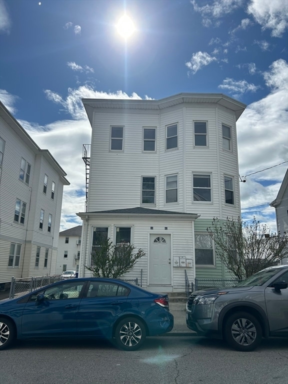 Building Photo - 40 Larch St