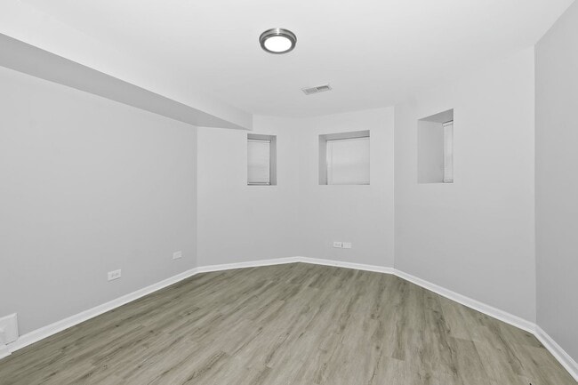 Building Photo - Two Bedroom in Washington Park!