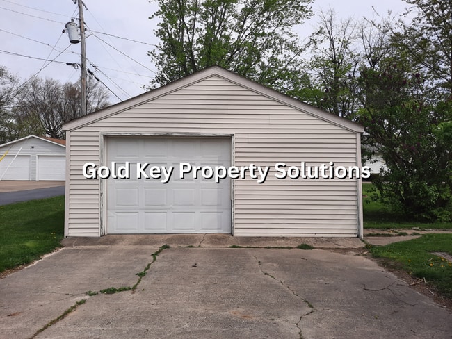 Building Photo - 3 BR 1 BA House with Garage Across from Pu...