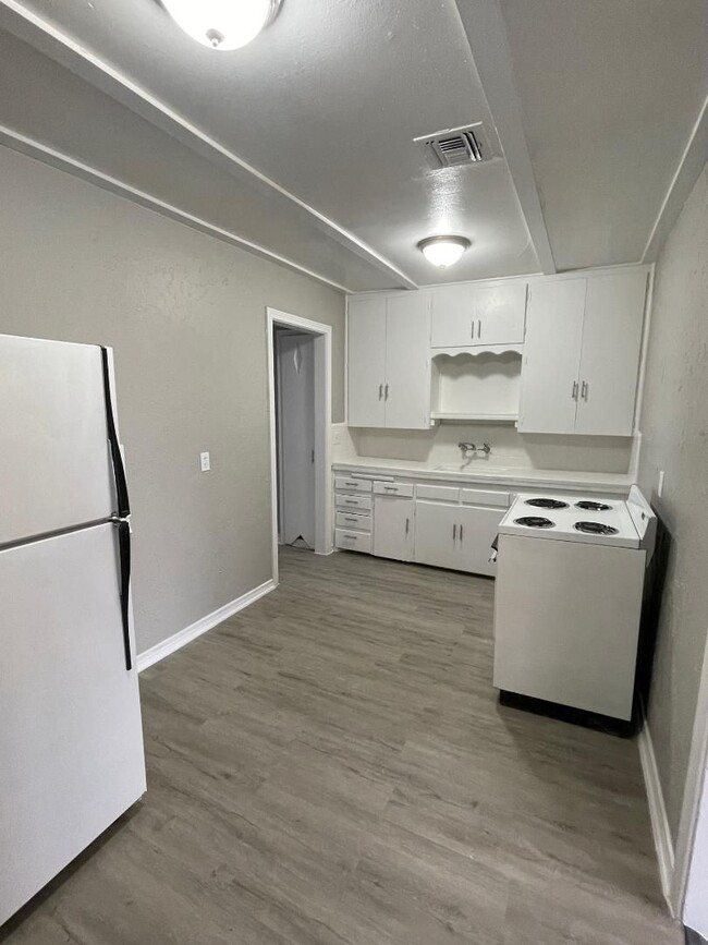 Building Photo - Duplex For Lease
