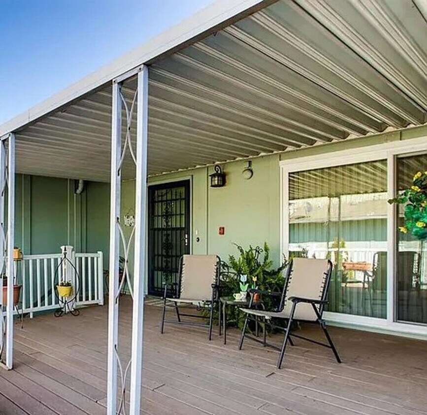 Foto principal - Top-Floor Gem – 2 Bed, 2 Full Bath, W/D, A...