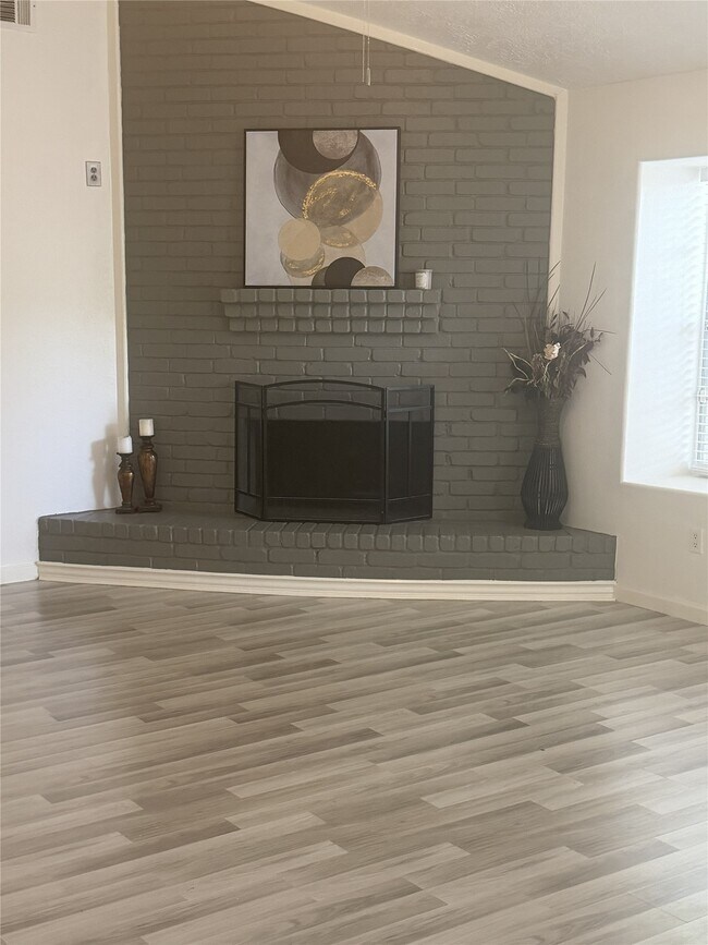 Foto del edificio - 1211 Twining Oaks Ln