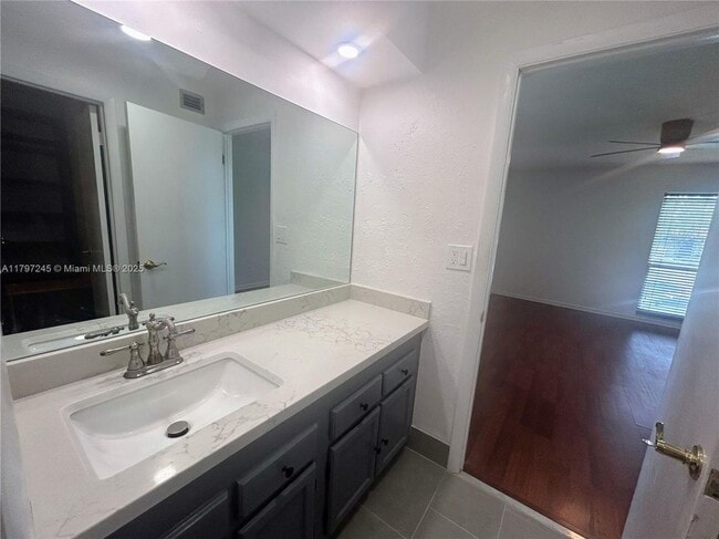 Foto del edificio - 454 N Laurel Dr