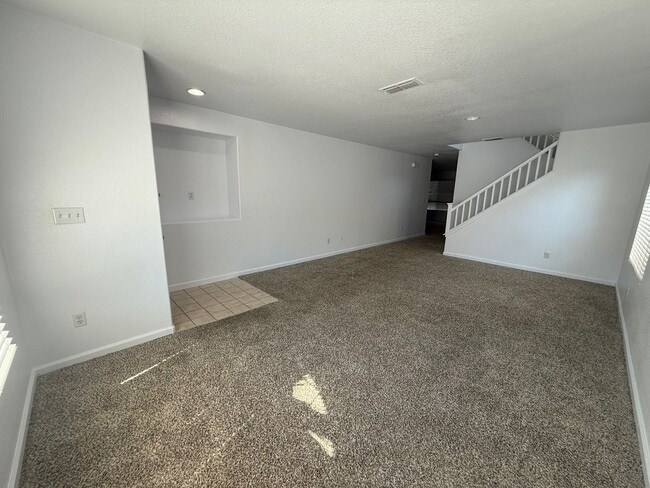 Building Photo - Beautiful Large 4 Bedroom 2.5 Bath Home