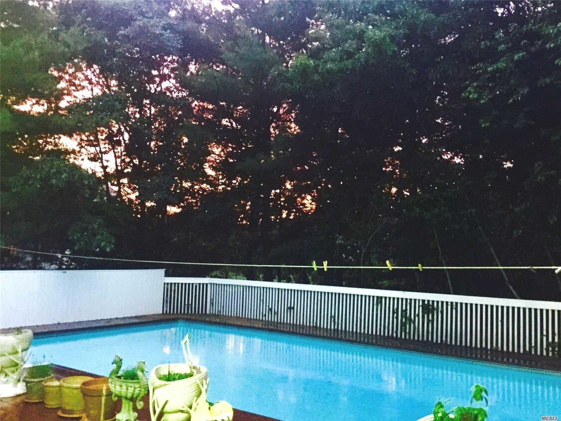 Primary Photo - 3 Midhampton Ct