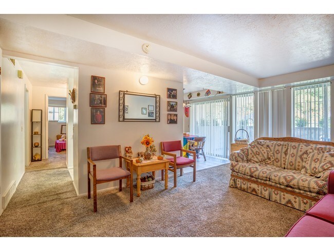 Foto del edificio - 3419 Brinker Ave