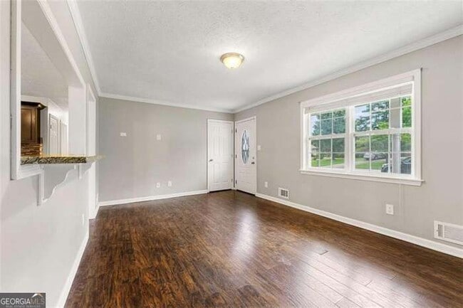 Building Photo - 3027 Lakeridge Dr SE