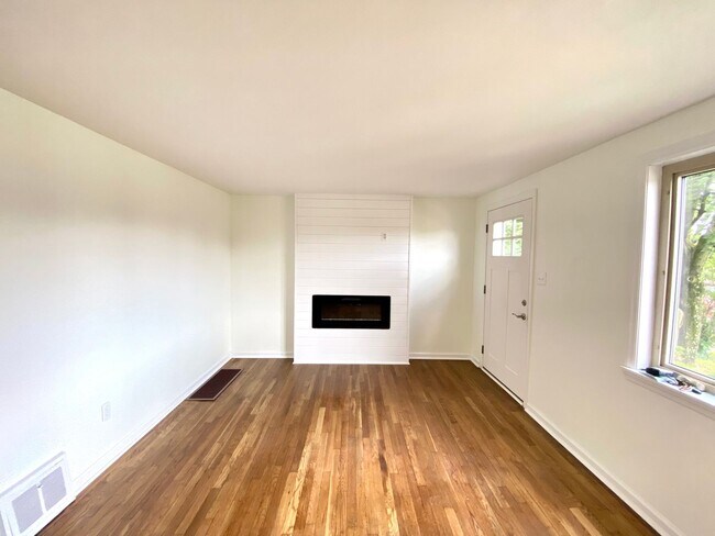 Building Photo - Newly Updated 3 Bed/2 Bath available Augus...