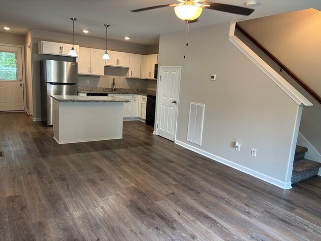 Building Photo - Just like New townhome for Rent!