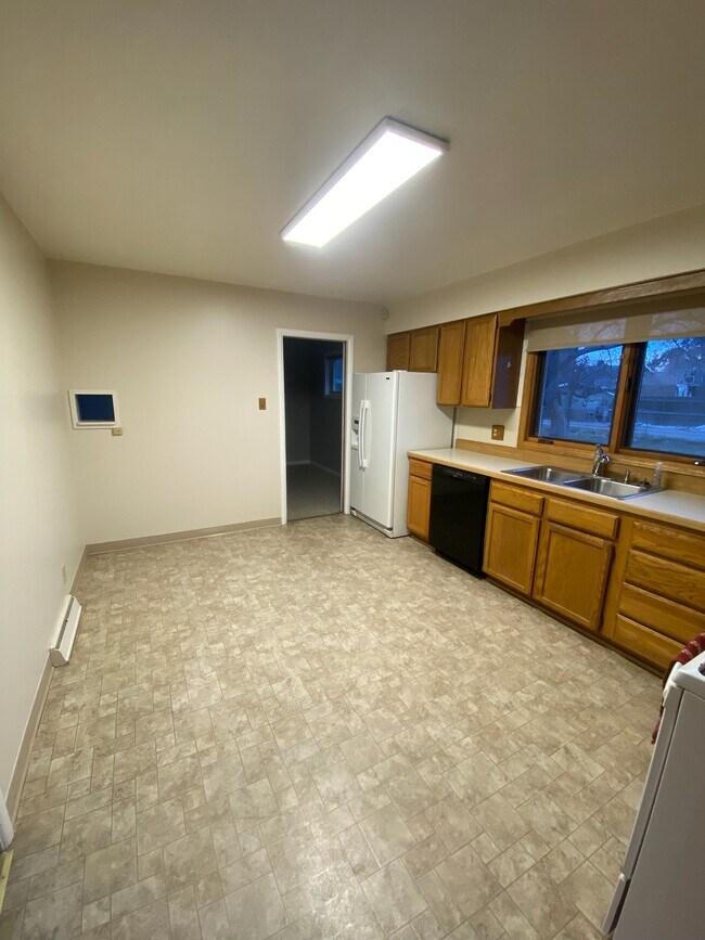 Building Photo - 2304 Hewitt Dr