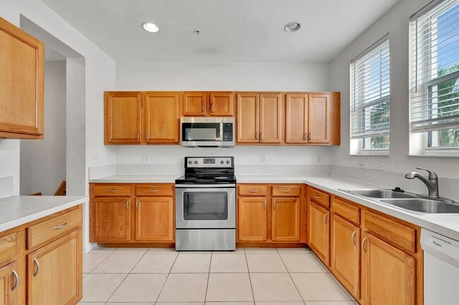 4 BEDROOMS 3.5 BATHROOMS!! GATED COMMUNITY - 4 BEDROOMS 3.5 BATHROOMS!! GATED COMMUNITY Apartment