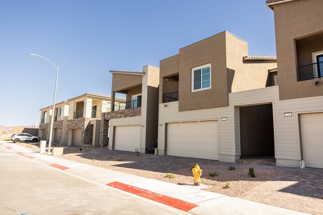 Building Photo - Newer 2-Bedroom Townhome with Shared Ameni...
