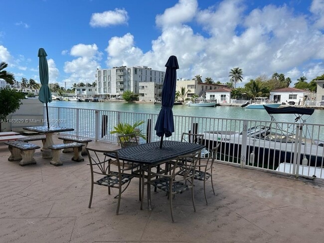 Foto del edificio - 8420 Byron Ave