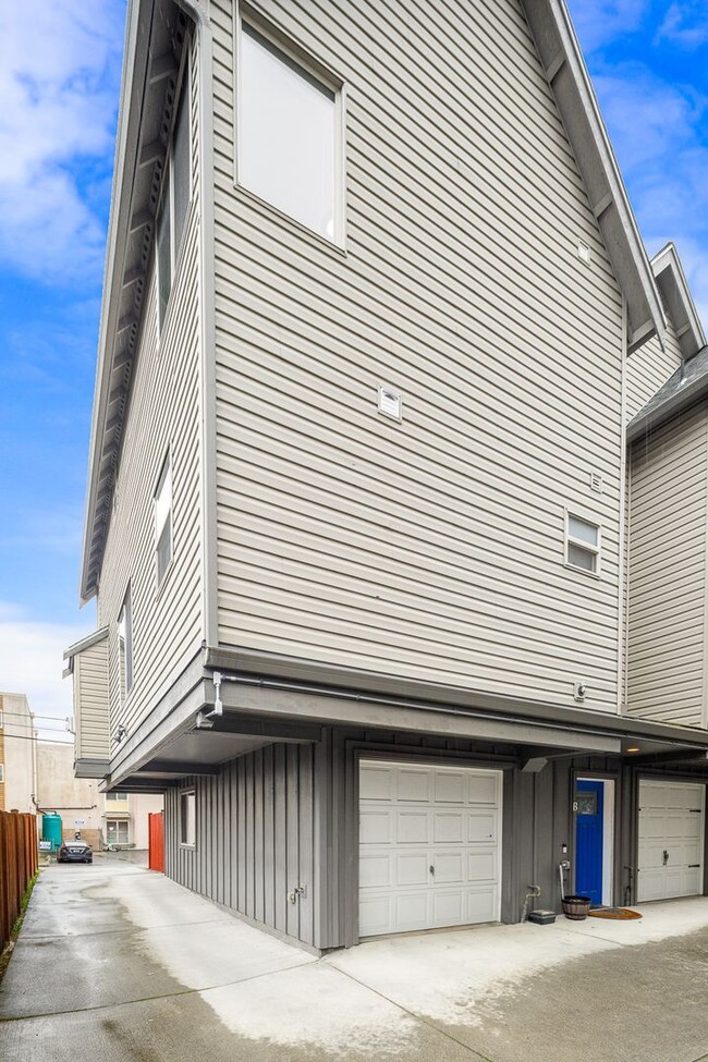 Foto del edificio - South Seattle 2 Bedroom 1.5 Bath Townhouse...