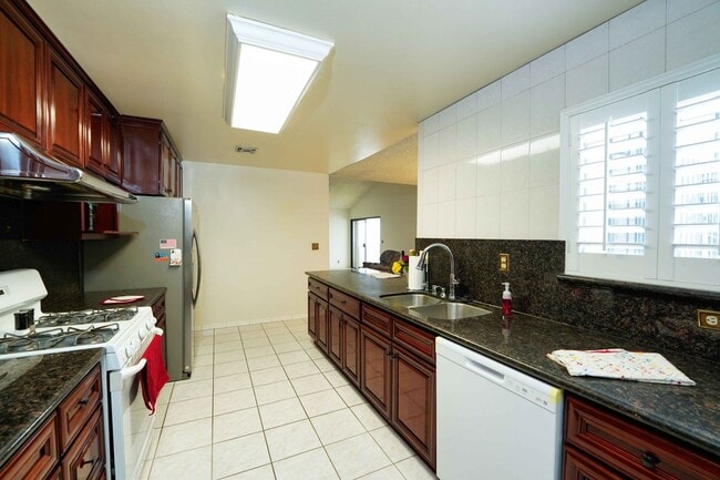 Building Photo - SPACIOUS 4 BEDROOMS & 2 BATHROOMS