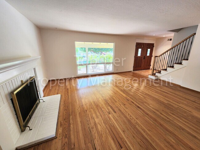 Building Photo - Beautiful 4 bed / 3 bath / 2,363 sqft Sing...
