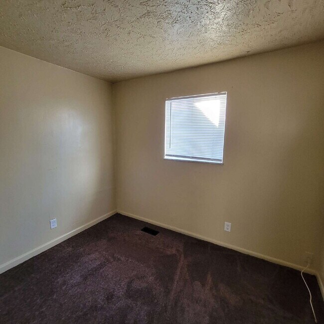 Building Photo - 4 Bedroom House!