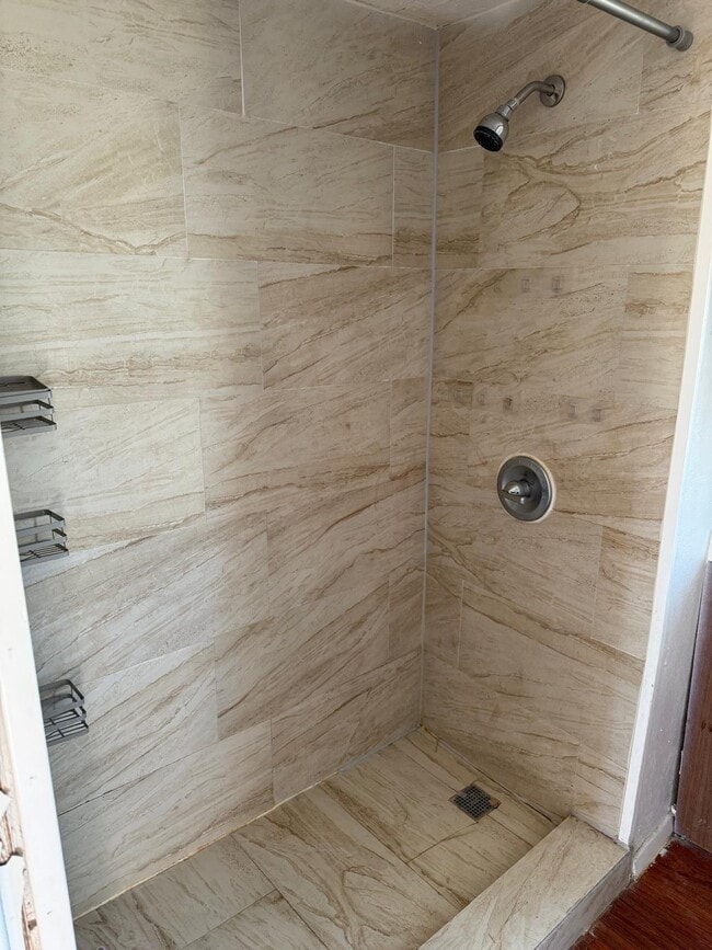 Building Photo - 560 Meadowlake Rd