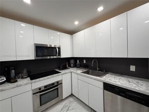 Building Photo - 400 Kings Point Dr