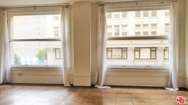 Foto del edificio - 215 W 7th St