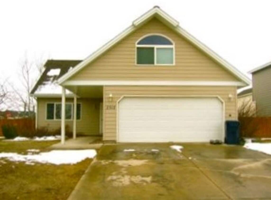 Primary Photo - Spacious 5 Bedroom Home