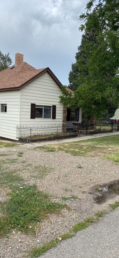 Foto principal - Remodeled 2 bedroom, large yard