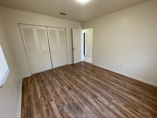 Foto del edificio - 2 Bedroom Located in Pineridge Available N...