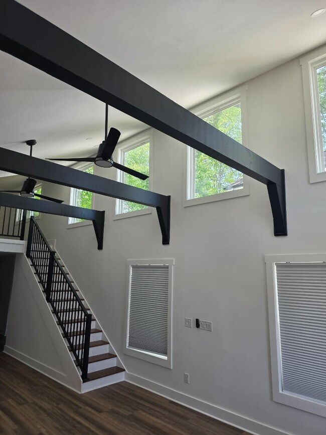 Foto del edificio - 1142 E College St