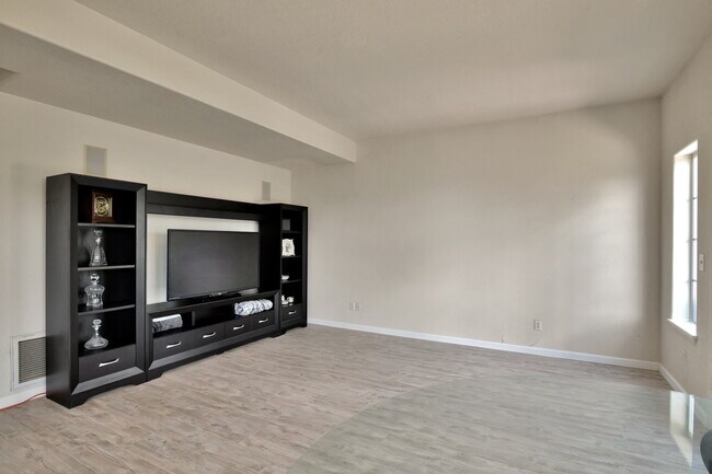 Building Photo - 817 W Pinto Cir