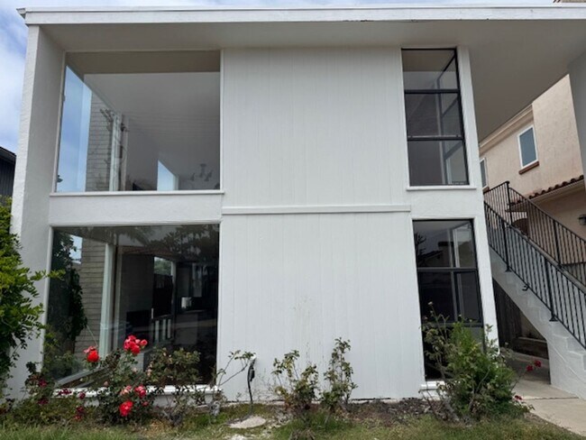 Building Photo - Recently Renovated 2 Bed / 2 Bath Apartmen...