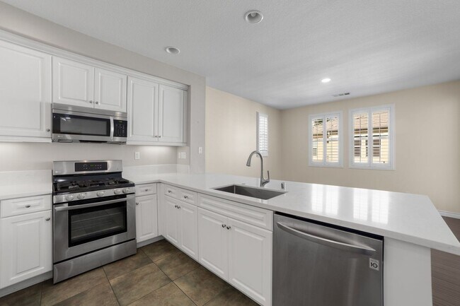 Foto del edificio - Charming 2BR Townhome in Rancho Cucamonga ...