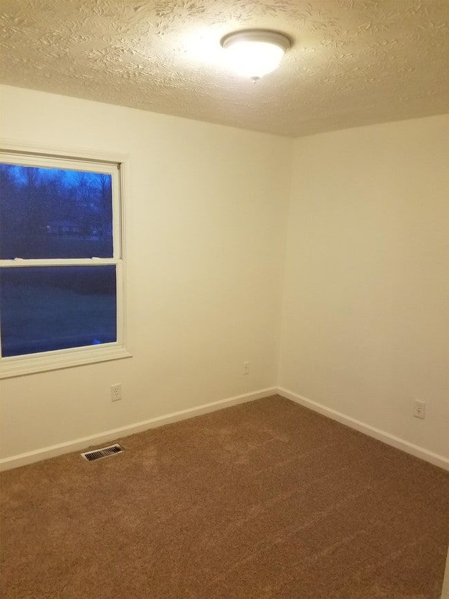 Building Photo - 209 Creekside Ct