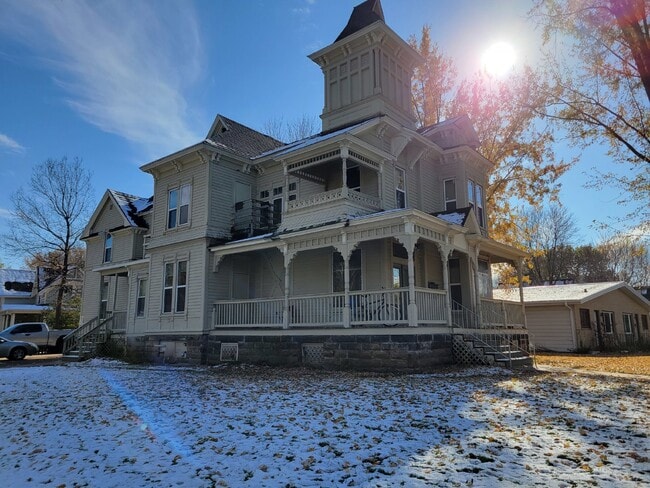 Foto del edificio - 2 bedroom 1 bath - available for June 1st right across the street from UWEC!